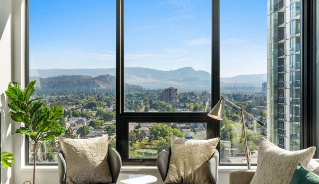 Downtown Delight: Chic 2-Bed Apartment in Kelowna's Heart