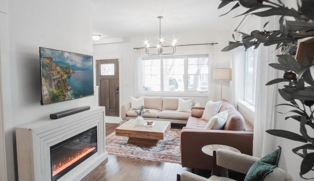 DOWNTOWN KINGBED 4Br FIREPLACE BIKELANE
