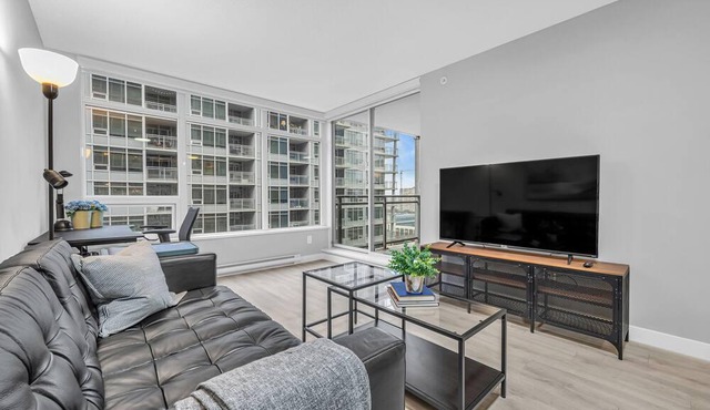 Downtown Modern 1 Br & Den | Steps to Transit & YVR & Shopping