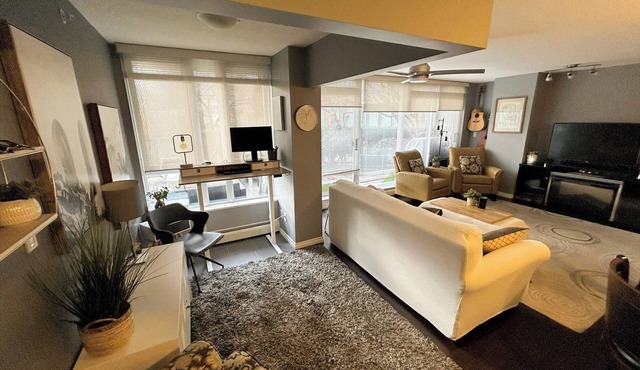 Downtown Oasis for MAJOR INTERNATIONAL SPORTING EVENT | Pool, Hot Tub | Huge Patio | Free Parking | Sleeps 4