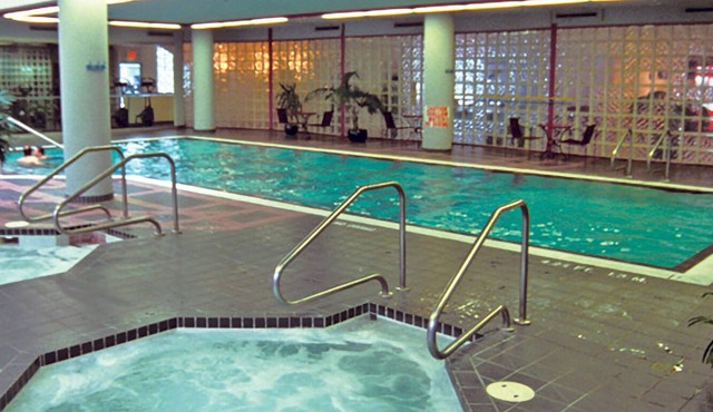 Downtown Vancouver. Fitness room/pool/hottub/AC. Minutes from stadium.