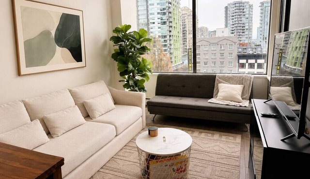 Downtown Vancouver Free Parking & bike Sleeps 4