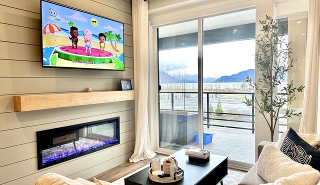 Dreamy Panoramic Lakeview - New 1BR + Den: Hotsprings Nest