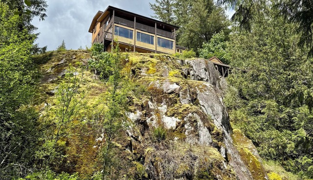 Eagles Nest - Epic Bluff-Top Cabin Squamish Valley