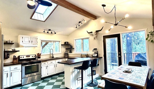 *EAGLES NEST* Luxury Mountain Chalet Retreat- HOT TUB * POOL TABLE * SPA BATH