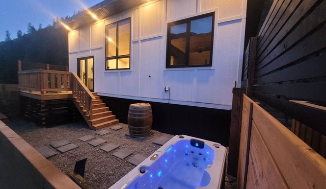Eagles Nest Retreat. Hot Tub + Sauna + Cold Plunge + Nature Views