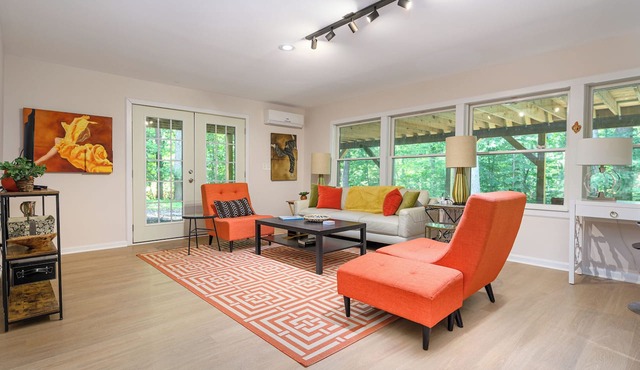 Elegant 1-BDR home away from home in magical location near UVA, Parking/yard
