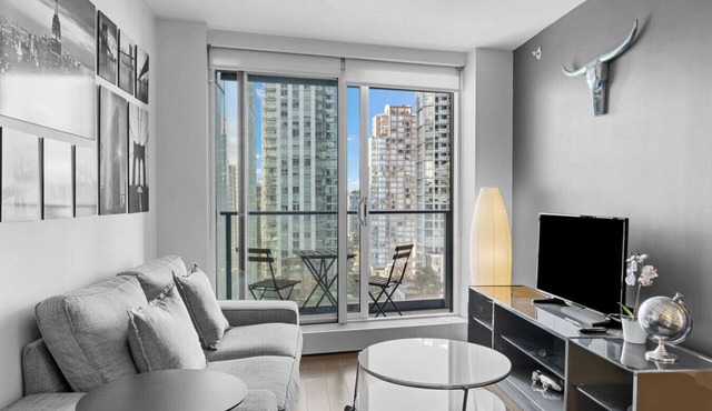 Elegant 1BR Apt with Pool and Gym, Near Yaletown