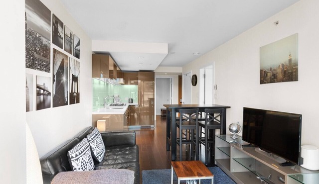 Elegant 1BR Apt with Pool and Gym, Near Yaletown