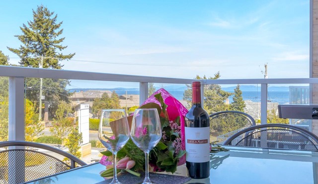 Elegant Condo with Private BBQ and Ocean Views