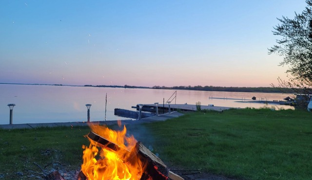 Elegant Sandy Lakefront Cottage with Paddle boat/Kayaks