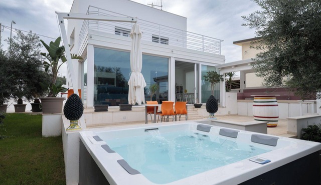 Elegant single villa with Jacuzzi
