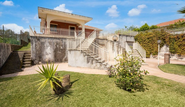 Elegant Villa with Private Garden near Etna and Taormina