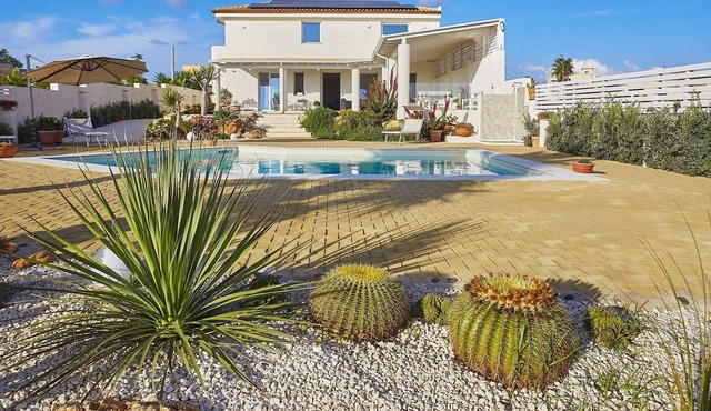 Elegant villa with pool in Sicily/Modern furnishings in the bright rooms/Immersed in the green viney