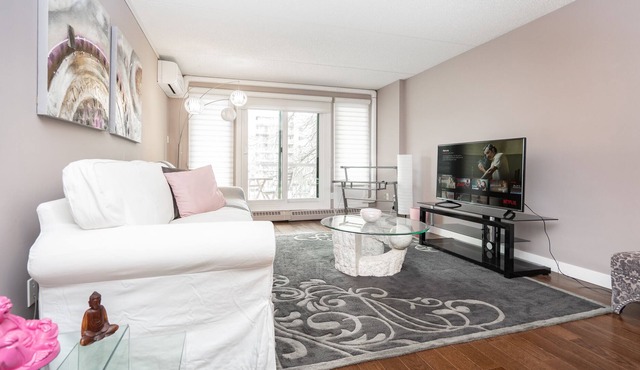 Elegantly Designed 2 Bedroom Condo (Parking)