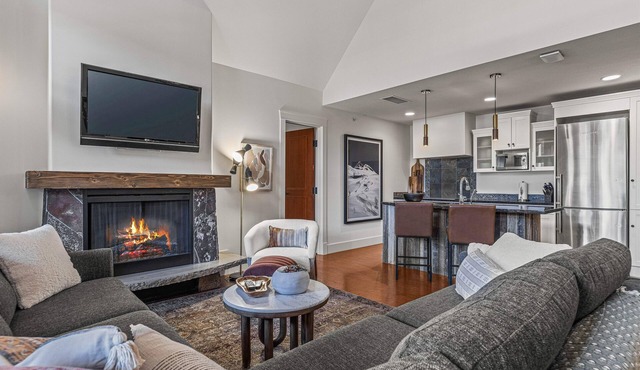 Elevated Penthouse - Pool, Hot Tub & Relaxing Atmosphere!