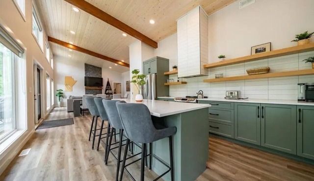 Elkhorn Residence Cabin - 4 BR, Hot Tub & Arcade