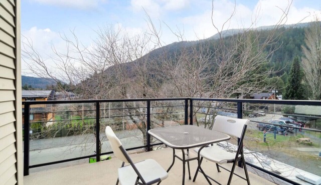 Embrace Serenity Luxe 2BR, Sky-high Deck