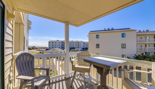 Emerald Isle Vacation Rental w/Resort Pool!