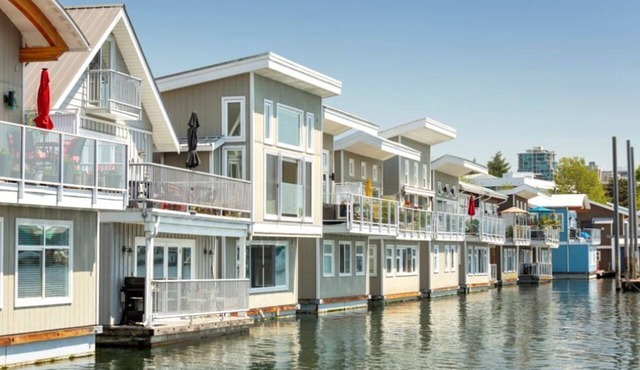 Encounter Paradise at The Oceans Edge in a High-End Floating Home! Pets welcome.