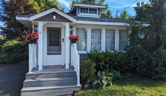 Enjoy this cozy cottage, 10 minutes from Bay Beach in Crystal Beach.