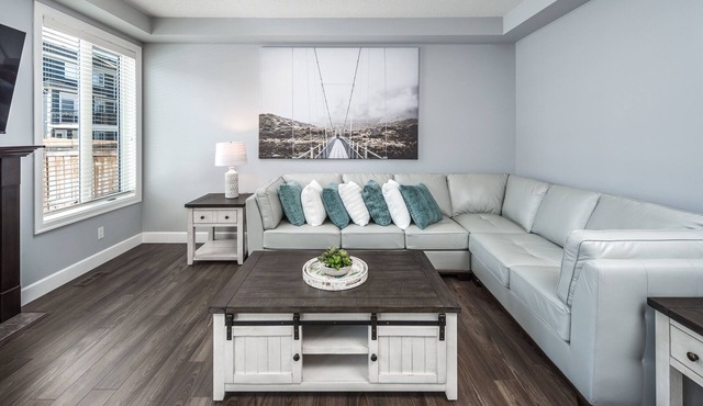 Entire Executive Home, Walk to lake!