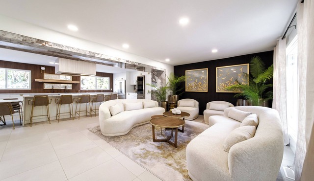 *Entire Home*Luxury Retreat*Hot Tub*A/C