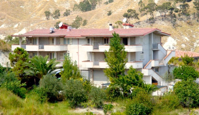 Entire property with 6 independent apartments for 23 people