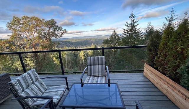 Entire Suite, Ocean, mountain view, hot tub, next to Mountain Maxwell park.
