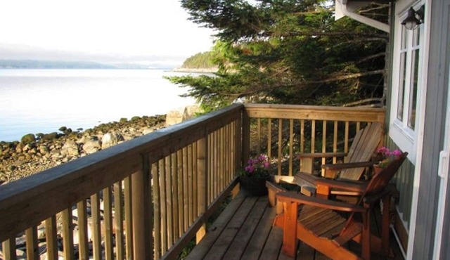 Exceptional waterfront cottage on Frolander Bay!