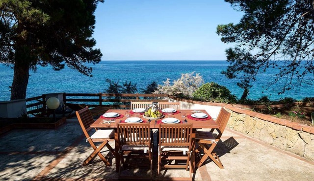 Exclusive villa with private access to the sea