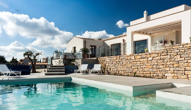 Exclusive villa with pool immersed in the Trapani countryside, at just 15 km from the seaside