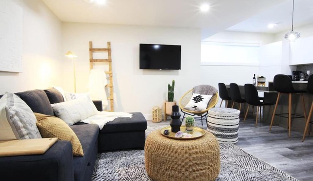 Executive Bsmt Suite, King Bed, 5 min to DT & Whyte Ave, Sleeps 6!