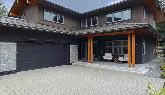Executive Home, Nicholas North Golf course and Green Lake area