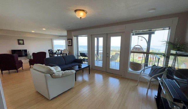 Executive ocean view, pet freindly lower suite