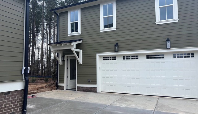 Executive Upscale 1-bedroom condo with pool and fitness room in awesome Durham.