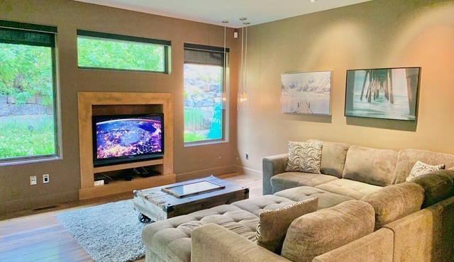 Executive Wilderness Getaway Minutes from Downtown