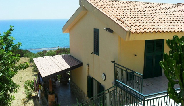 Exklusive Villa mit Strandblick by Interhome
