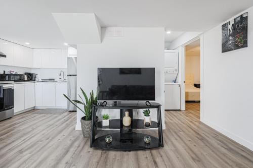 Exquisite 2-Bdrm Basement Suite with FREE Parking