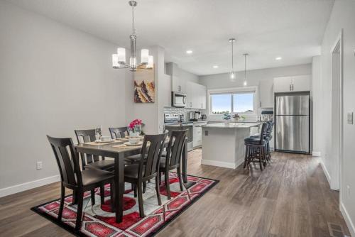 Extra Large House with AC, Banff Access, Sleep 12, BBQ, 4 Bedrooms & 2 Sleeper Sofa Beds