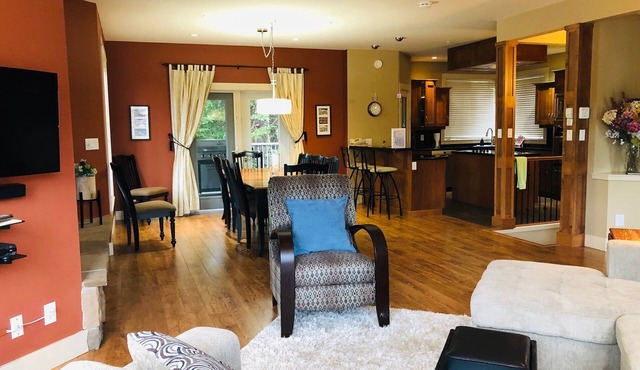 Fabulous Home on Lower Knoll - Each Bedroom w/Ensuite, Private Hot Tub & BBQ