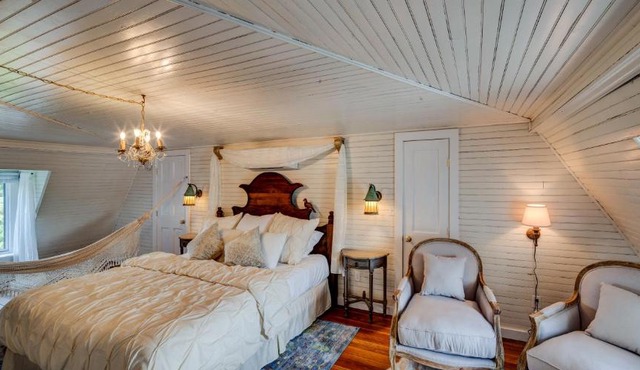 Fairytale Loft Suite 1 bed, 1 bath Luxury Apartment in Downtown Belmont