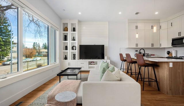 Family-friendly 3BR Calgary home, 13 min to downtown, with AC and deck