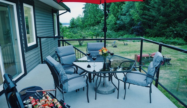Family's Coastal Paradise: Ocean & Mountain Serenity for Unmatched Peace