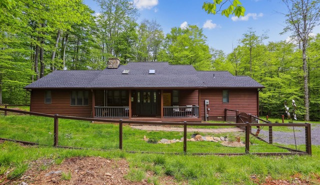 Find complete comfort in this beautiful and secluded mountain cottage!