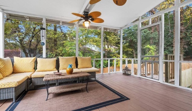 Fire pit - 6 Min to North Hills - Screened Porch