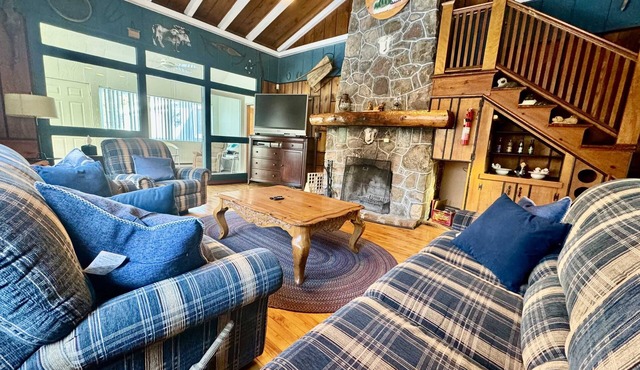 Fireplace, beach access, pet friendly