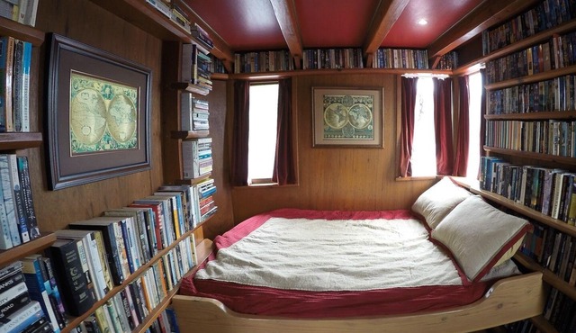 Floating Bed & Breakfast