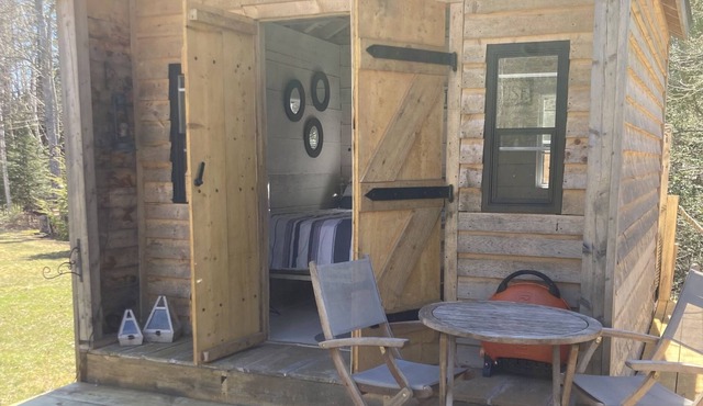 For the folks looking for a rustic getaway. Outdoor gravity fed shower heated☀️