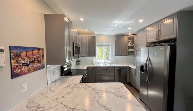 Fully appointed 2 bedroom carriage house in beautiful Penticton! Winter Rates!